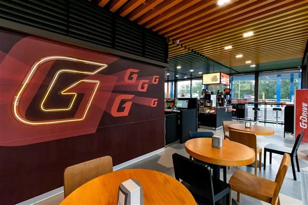 Зал G-Drive Cafe на АЗС «Газпром нефть» со стульями EISENHOLZ